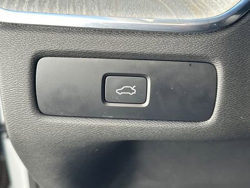 Used 2025 Volvo XC60 B5 Plus image 23