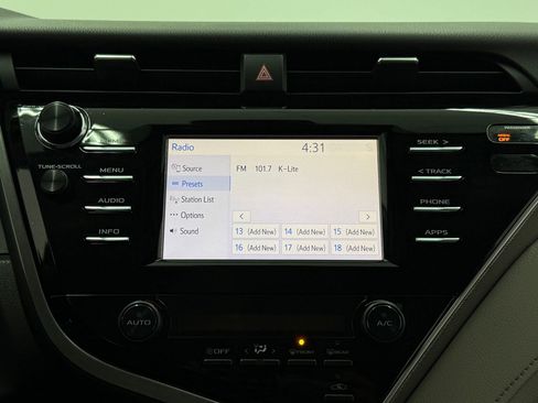 Used 2018 Toyota Camry SE w/ Accessory Appearance Package image 28