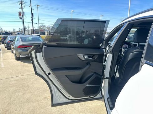 Certified 2025 Audi Q8 Prestige image 23