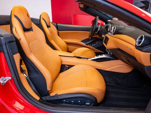 Used 2017 Ferrari California T image 18