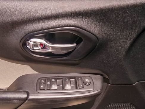 Used 2016 Jeep Cherokee Sport FWD image 19