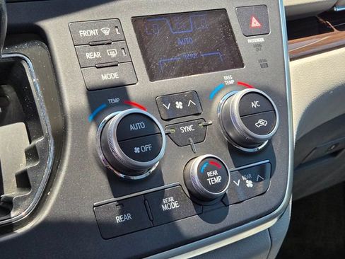 Used 2017 Toyota Sienna XLE Premium AWD/4WD image 33