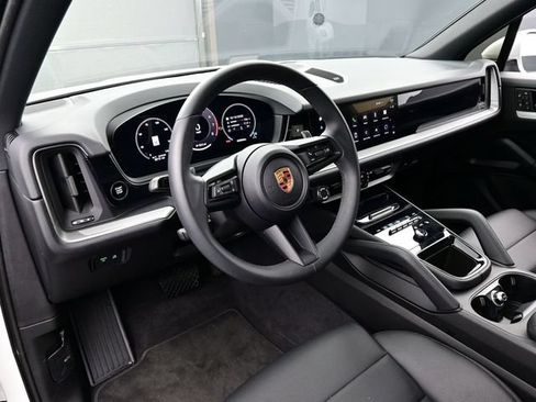 Certified 2025 Porsche Cayenne AWD/4WD image 4