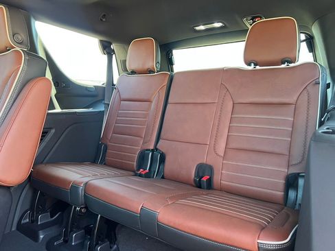 Used 2023 GMC Yukon Denali Ultimate AWD/4WD image 6