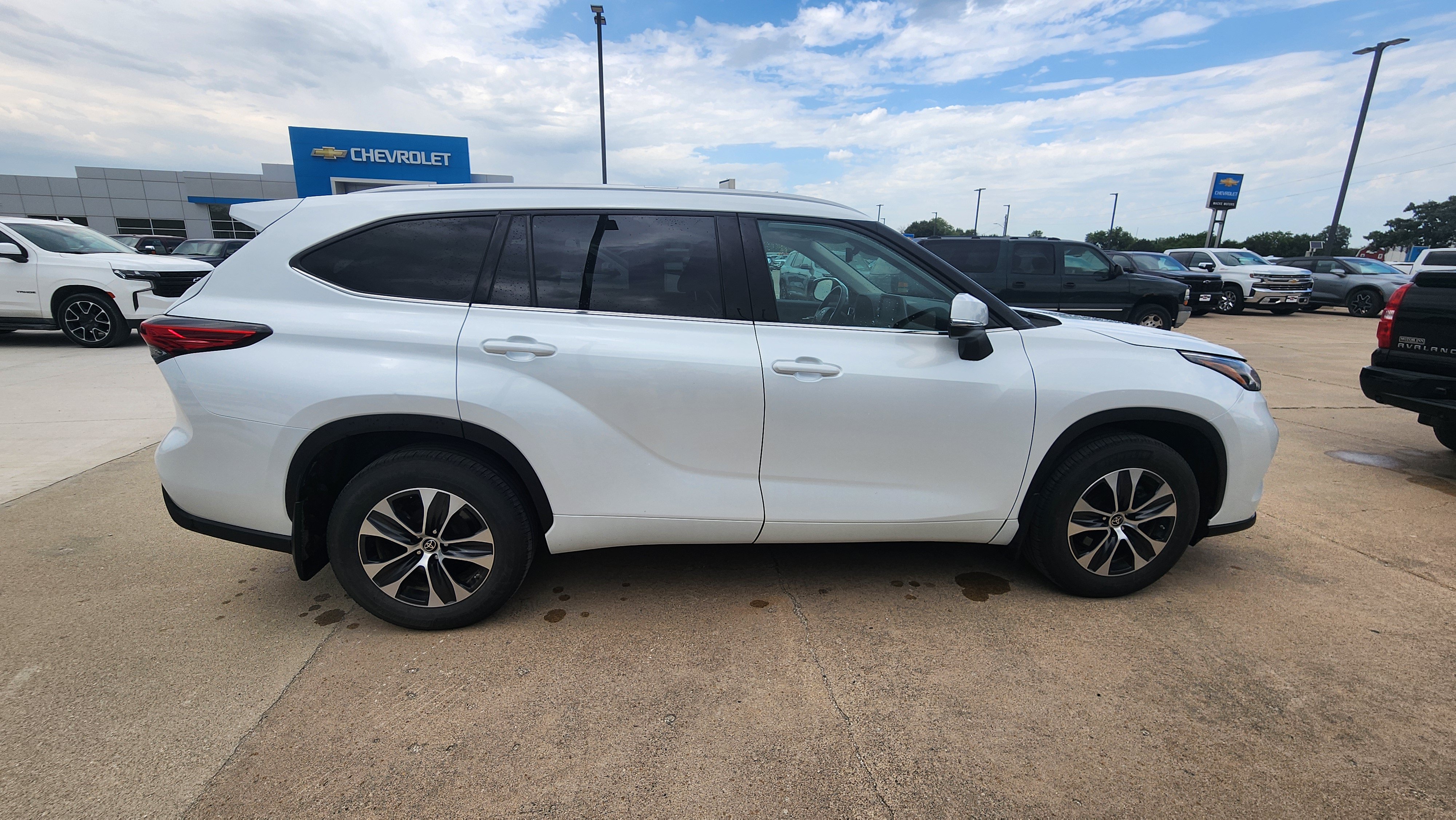 Used 2022 Toyota Highlander XLE AWD/4WD image 3
