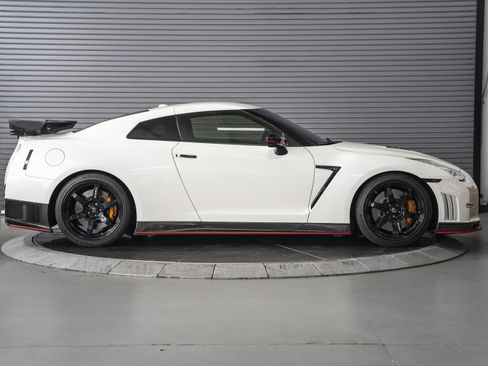 Used 2016 Nissan GT-R NISMO AWD/4WD image 6