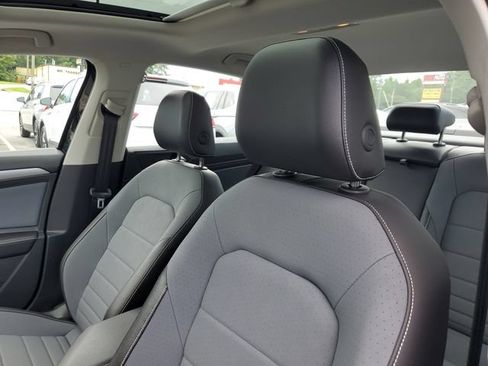 Used 2025 Volkswagen Jetta SE w/ Sunroof Package FWD image 21