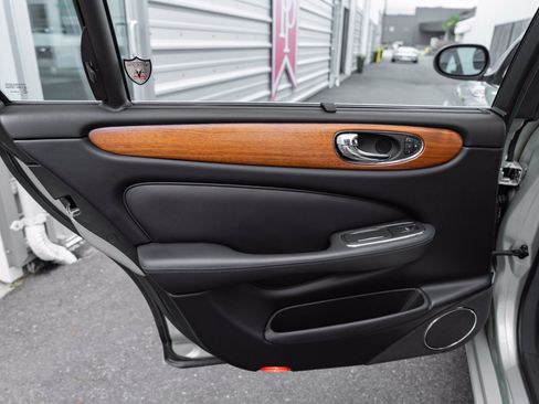 Used 2006 Jaguar XJ Vanden Plas Super V8 Portfolio RWD image 36