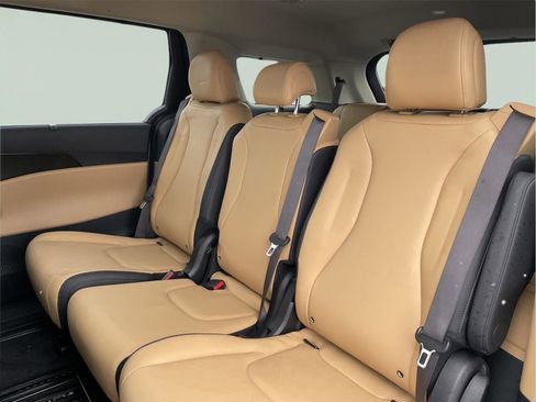 Used 2023 Kia Carnival EX image 15