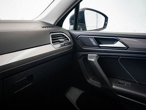 Used 2022 Volkswagen Tiguan SE image 31