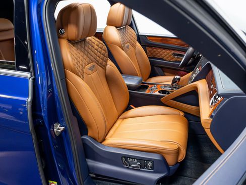 Used 2021 Bentley Bentayga w/ First Edition Specification AWD/4WD image 31