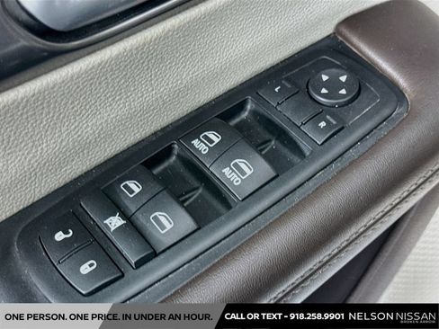 Used 2017 Chrysler Pacifica Touring-L FWD image 17