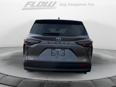 Certified 2024 Toyota Sienna XLE image 8