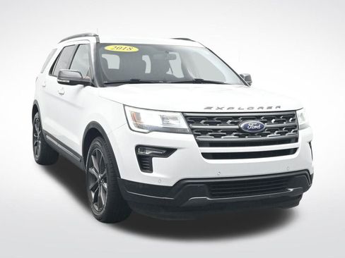 Used 2018 Ford Explorer XLT w/ Equipment Group 202A FWD image 3