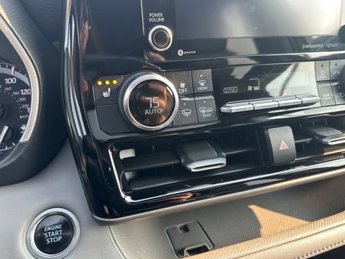 Used 2021 Toyota Highlander XLE AWD/4WD image 66