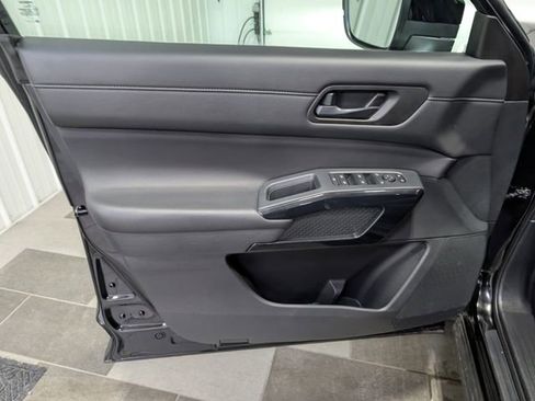 Used 2025 Nissan Pathfinder SV FWD image 13
