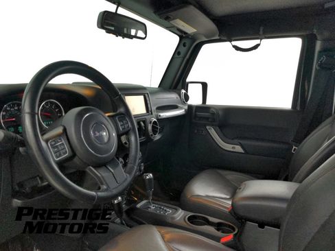 Used 2015 Jeep Wrangler Unlimited Rubicon w/ Connectivity Group AWD/4WD image 29