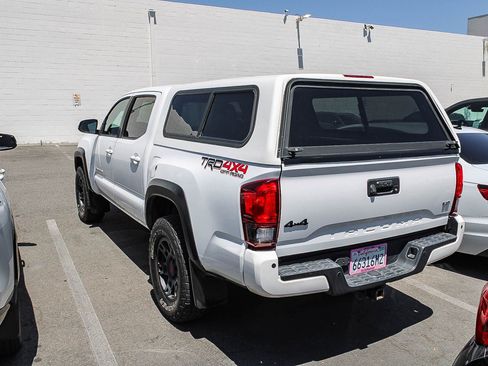 Used 2018 Toyota Tacoma TRD Off-Road w/ Technology Package AWD/4WD image 8