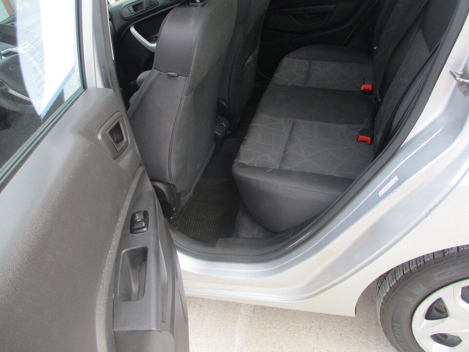 Used 2013 Ford Fiesta SE FWD image 8