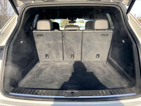 Used 2022 Porsche Cayenne Platinum Edition image 30