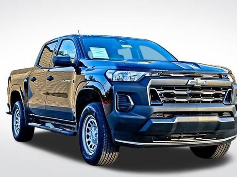 Used 2025 Chevrolet Colorado W/T w/ Advanced Trailering Package image 1