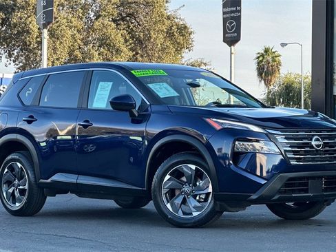 Used 2025 Nissan Rogue SV image 3