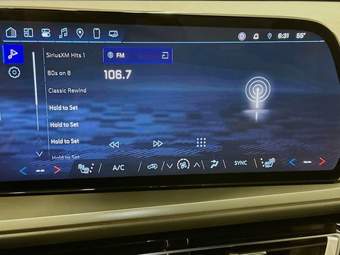 Used 2025 Chevrolet Traverse LT image 21