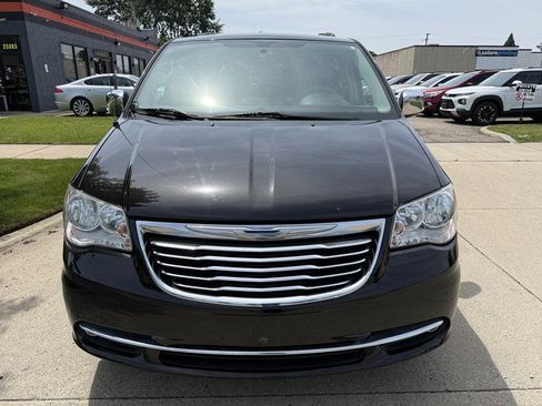 Used 2015 Chrysler Town & Country Touring-L w/ Driver Convenience Group FWD image 2
