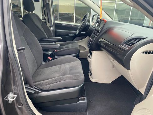 Used 2018 Dodge Grand Caravan SE w/ UConnect Hands-Free Group FWD image 21
