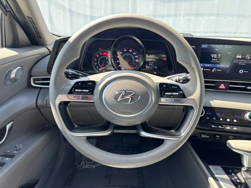 Used 2022 Hyundai Elantra SEL FWD image 19