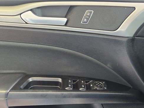 Used 2017 Ford Fusion SE w/ Fusion SE Technology Package image 25