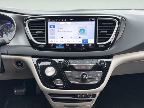 Used 2023 Chrysler Pacifica Touring-L FWD image 15