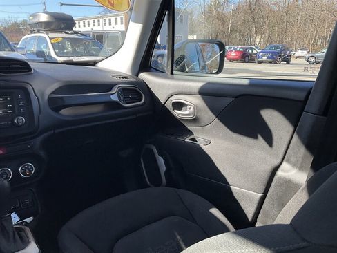 Used 2017 Jeep Renegade Latitude w/ Cold Weather Group image 14