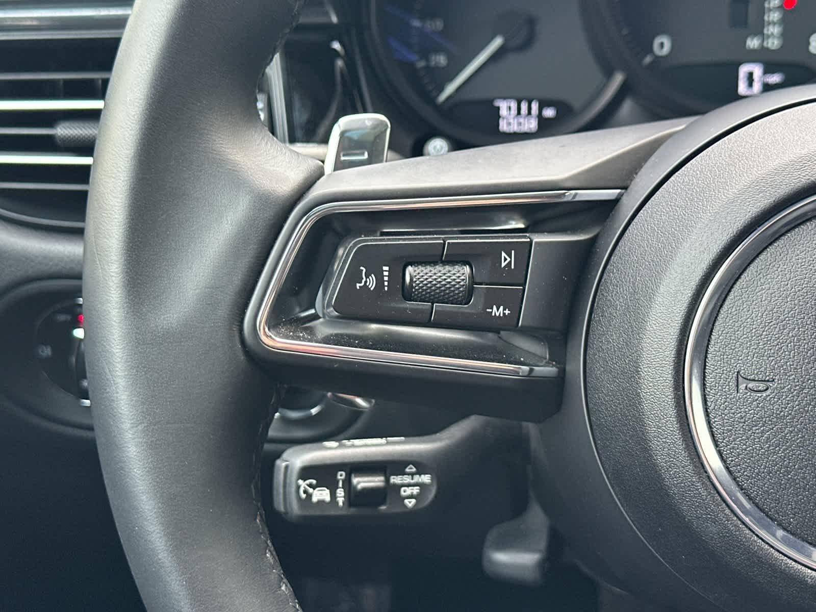 Certified 2025 Porsche Macan AWD/4WD image 26