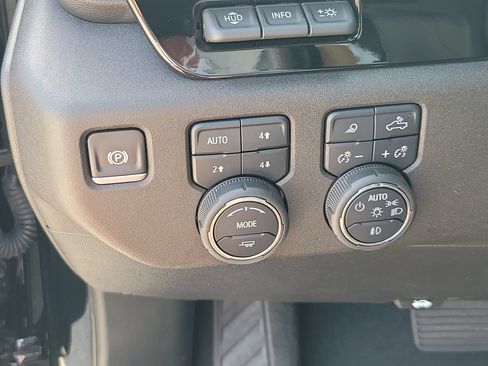 Used 2025 Chevrolet Silverado 1500 High Country AWD/4WD image 29