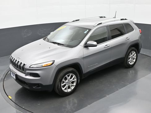 Used 2016 Jeep Cherokee Latitude AWD/4WD image 35
