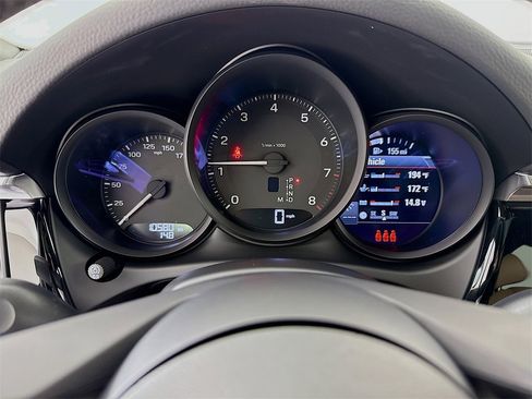 Certified 2025 Porsche Macan image 17