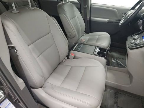 Used 2018 Toyota Sienna XLE image 38