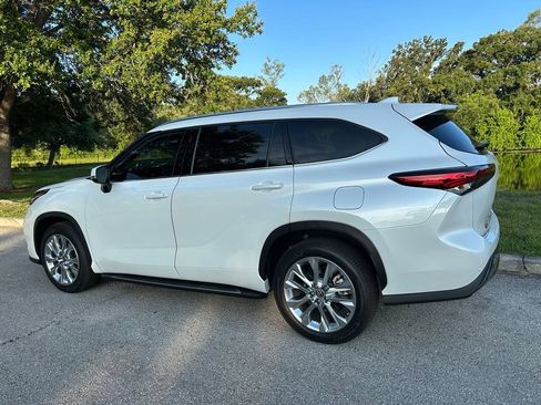 Used 2023 Toyota Highlander Limited FWD image 4