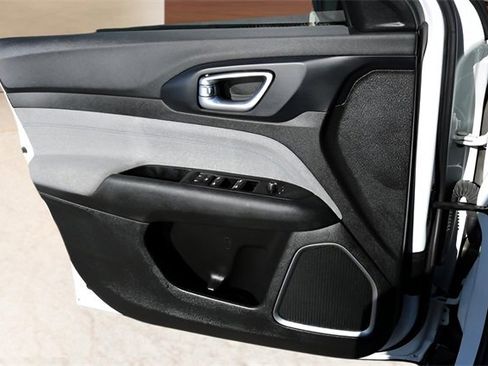 Used 2024 Jeep Compass Latitude image 11