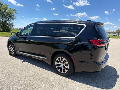 Used 2024 Chrysler Pacifica Pinnacle FWD image 3