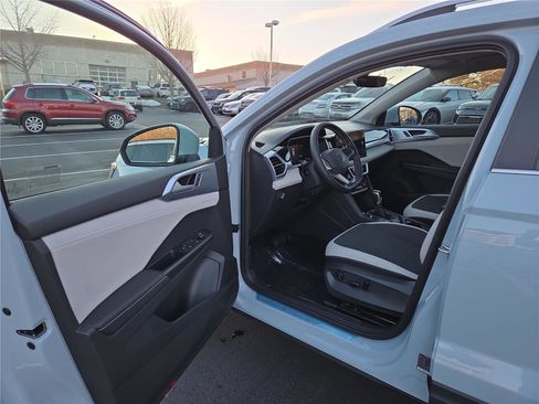 New 2026 Volkswagen Taos SE image 11