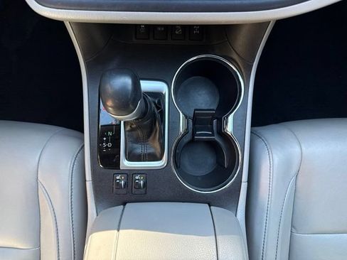 Used 2018 Toyota Highlander XLE AWD/4WD image 25