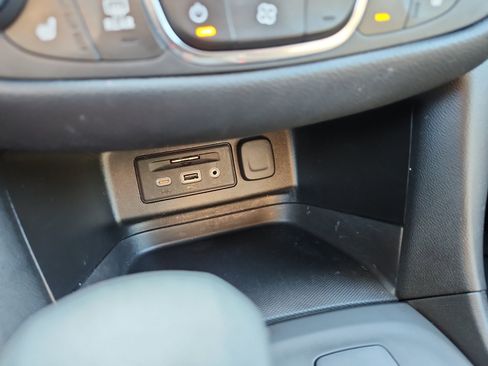 Used 2022 Chevrolet Equinox RS w/ Infotainment Package FWD image 21