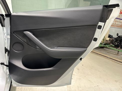 Used 2021 Tesla Model Y Long Range image 13