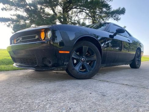 Used 2015 Dodge Challenger SXT RWD image 2