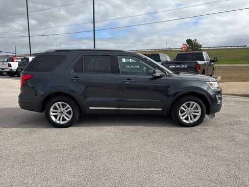 Used 2017 Ford Explorer XLT image 6