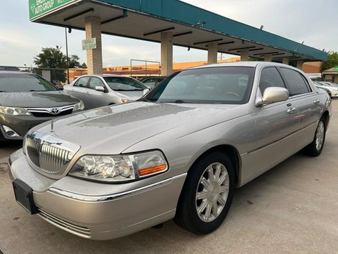 Used 2009 Lincoln Town Car Signature Limited RWD image 1