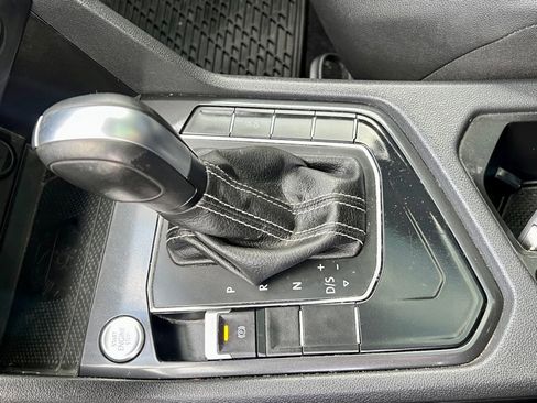 Used 2021 Volkswagen Tiguan SE w/ Panoramic Sunroof Package image 37