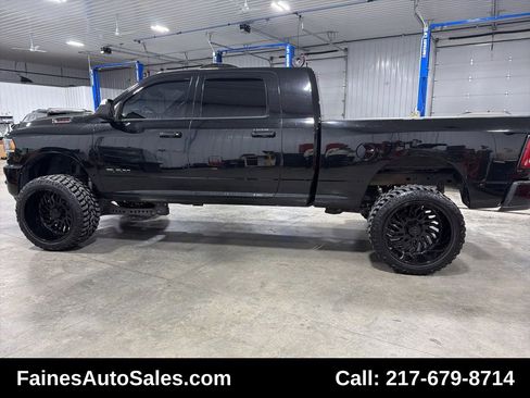 Used 2019 RAM 2500 Big Horn w/ Black Appearance Package image 7